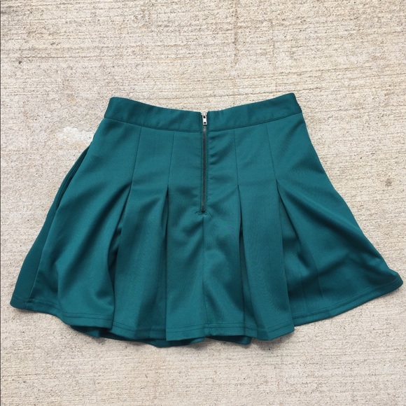 Pleated skirt. - Picture 2 of 2